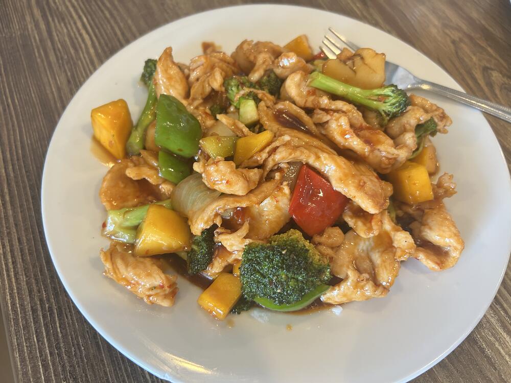 Chicken with Mango in Garlic Sauce