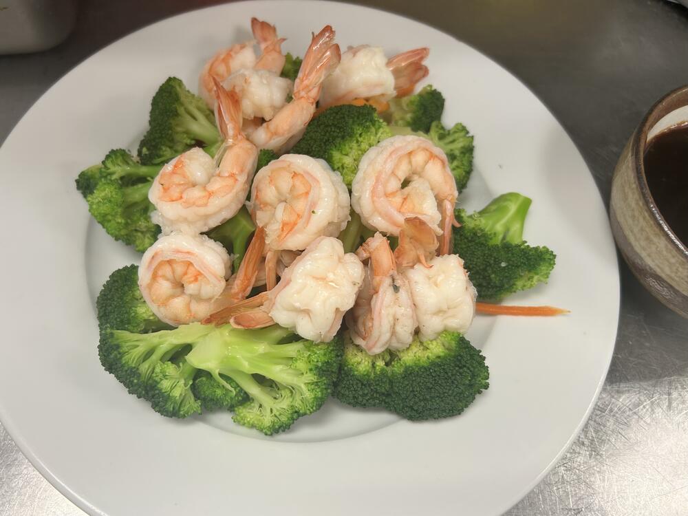 Steamed Jumbo Shrimp with Broccoli